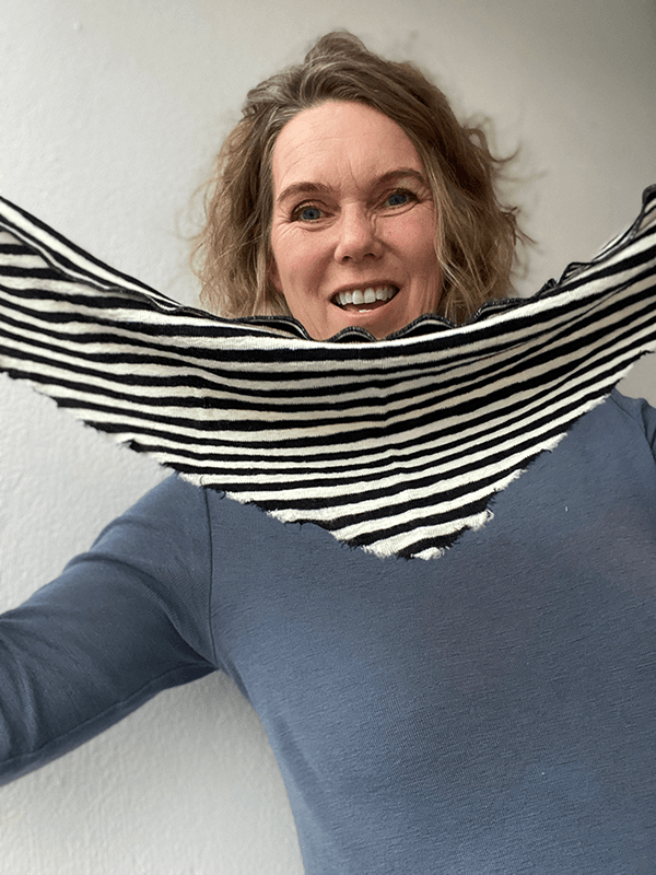 1040 TriangelSkjerf (S), Black / Raw White, Smale Striper, Merino