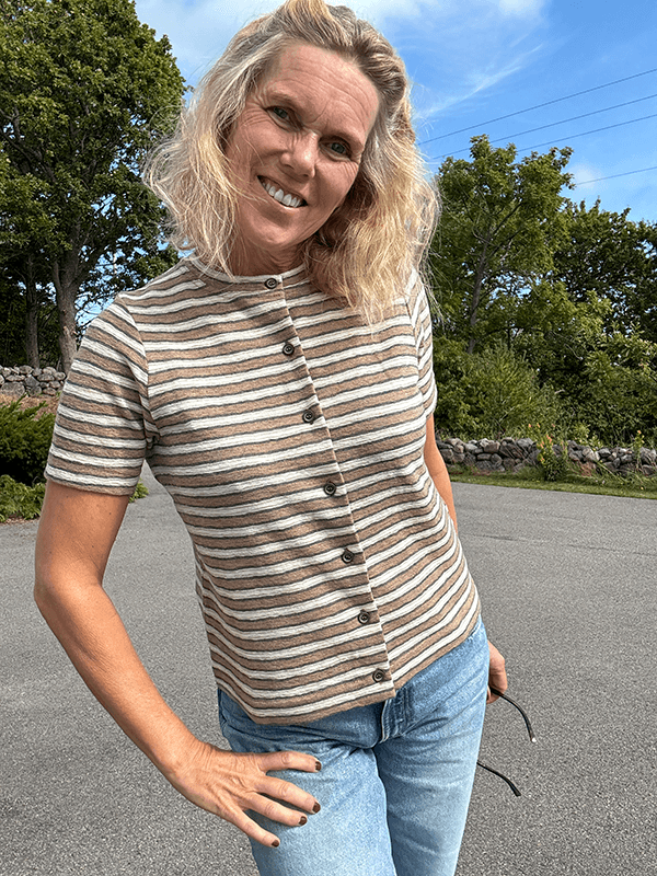 8032 Cardigan Kort Erm, Light Camel / Asphalt / Raw White, Merino