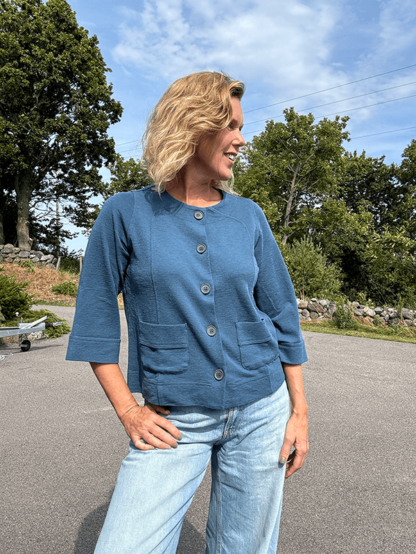 8028 Jakke Rund Hals, Denim Blue, Merino