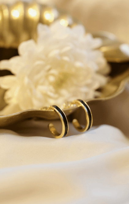 Hovedbilde Celestina Ørepynt Thin, Emalje / Gull, Sort