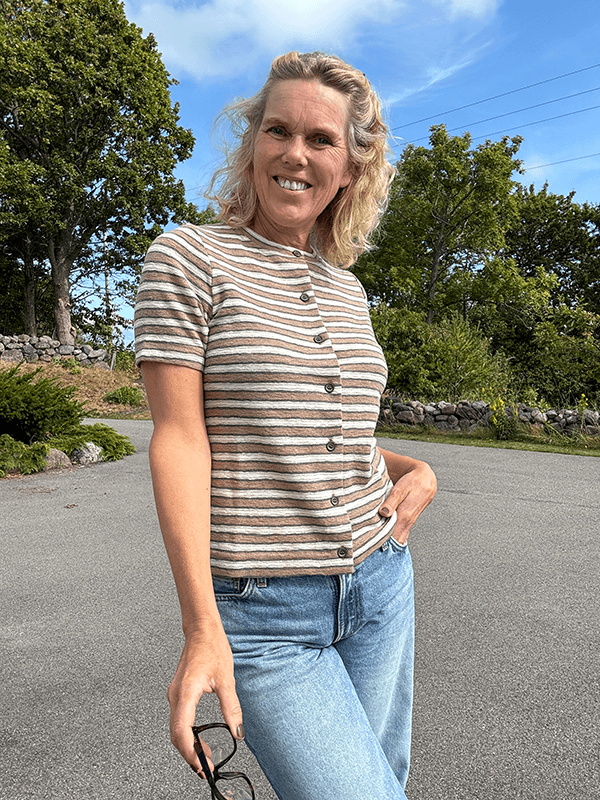 8032 Cardigan Kort Erm, Light Camel / Asphalt / Raw White, Merino